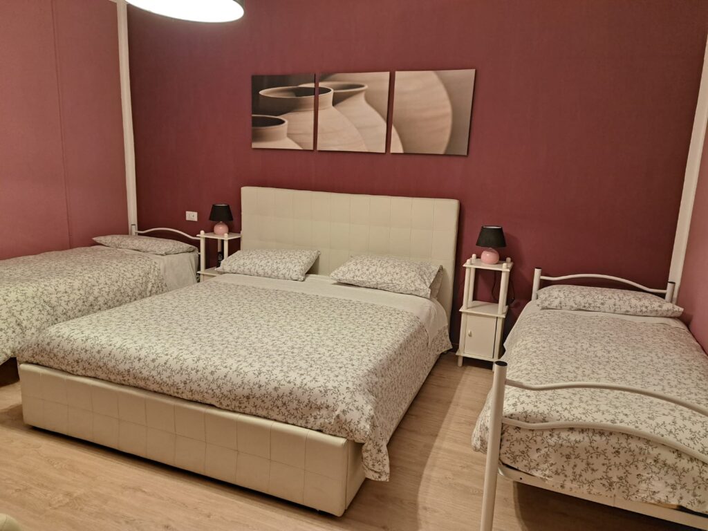 Camera quadrupla con letto matrimoniale e due letti singoli, vista montagne